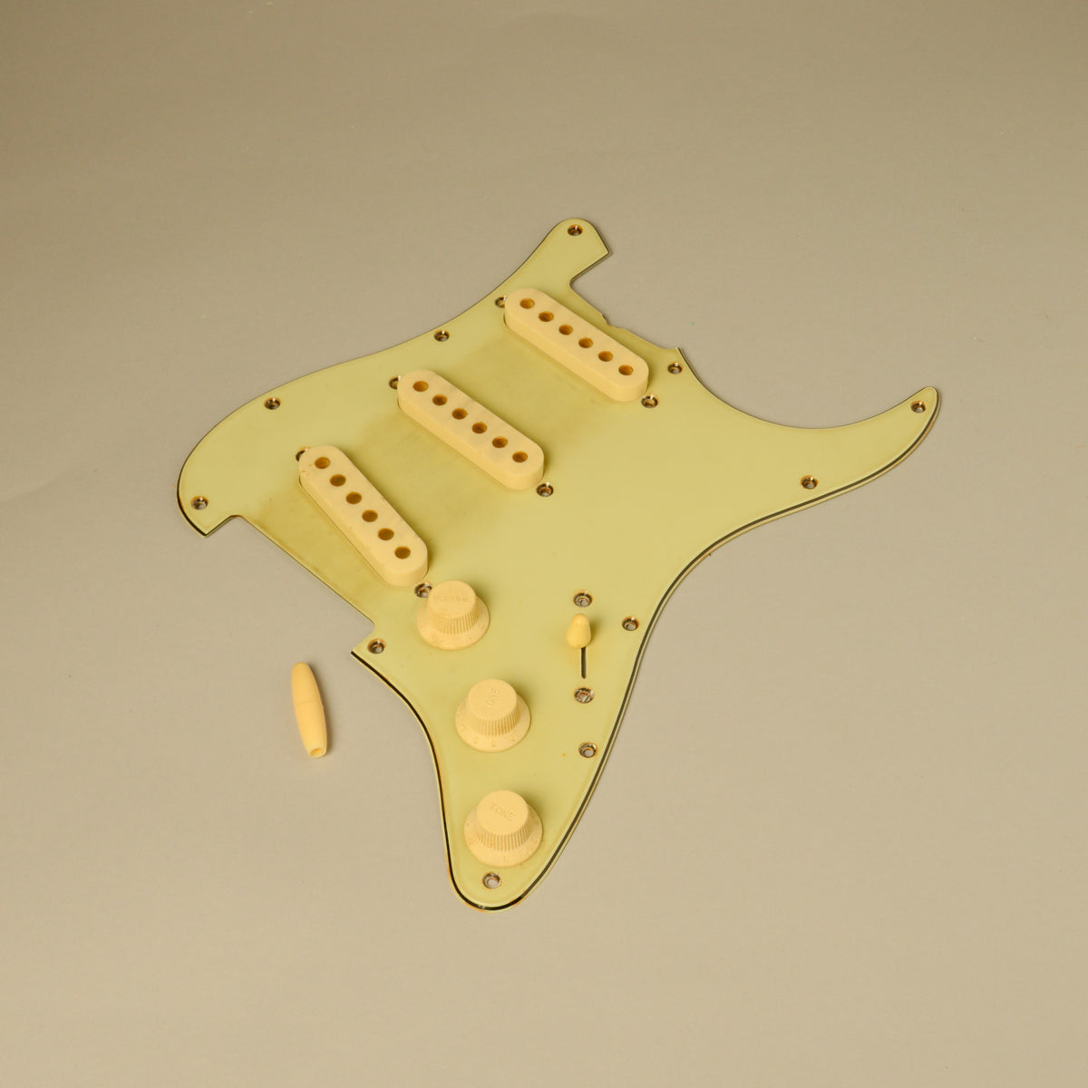 GE0795 '62 Nicotine'd Mint Scratchplate Set