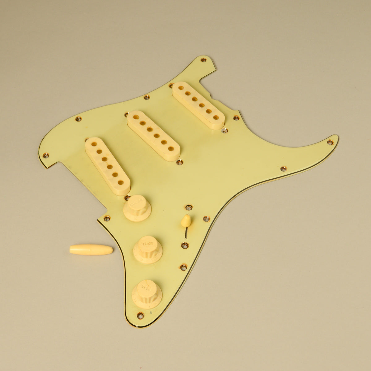 GE0798 '62 "Nicotine'd" Mint Scratchplate Set